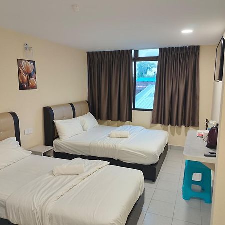 Southern Tip Hotel Pontian Kecil Esterno foto